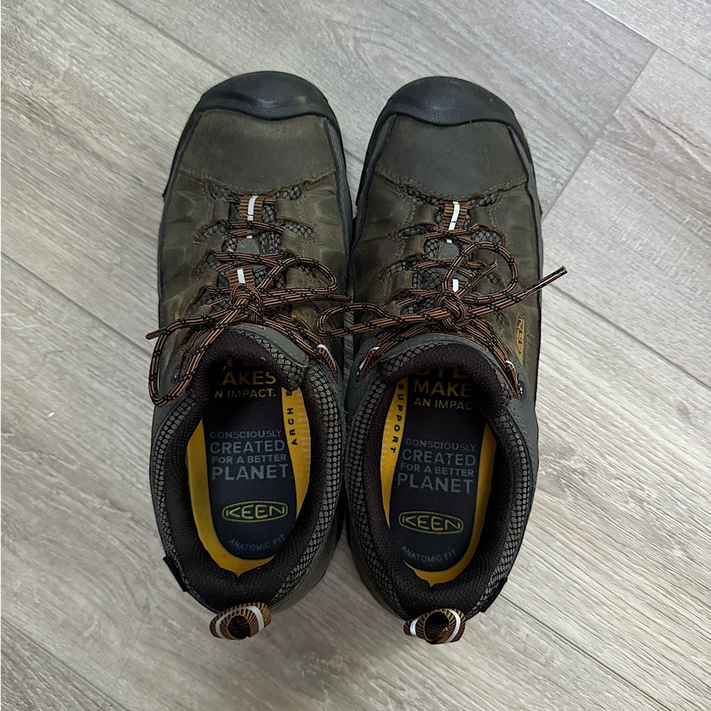 Keen men’s targhee III waterproof hiking shoes, only used once